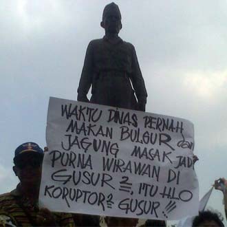 Warga Perak Wadul Patung