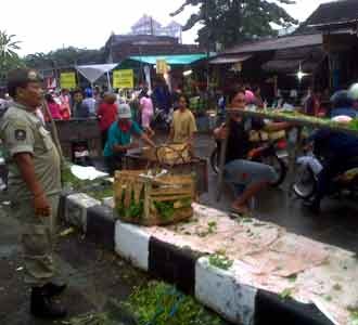 Pedagang Nakal Ditertibkan