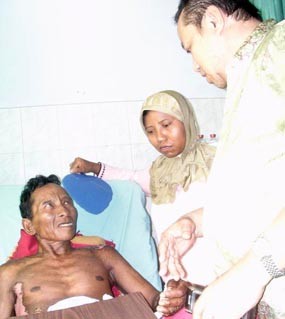 Bupati Lumajang Santuni Korban Roket Nyasar