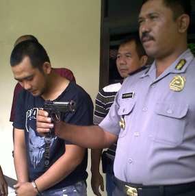 Aksi Benny Dipicu Utang