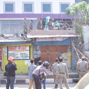 Satpol PP Bongkar Pos Satpam Milik Cafe Pivot