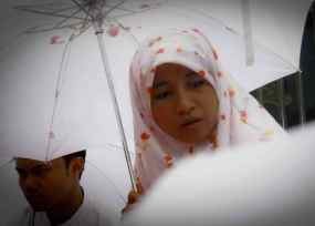 Payung Putih dan Tabur Bunga untuk Kematian Nurani MA