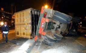 Truk Bermuatan Kardus Terguling Dekat Gerbang Tol Halim