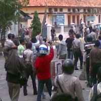 Massa Forkabi Rusak Posko FBR Depok