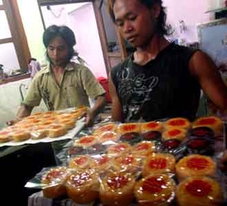 Omzet Pedagang Kue Khas Imlek Naik