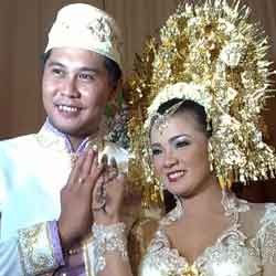 Pasca Melahirkan, Nirina Dihadiahi Perusahaan Rekaman