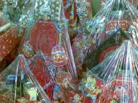 Laris Manis Bisnis Parsel Imlek