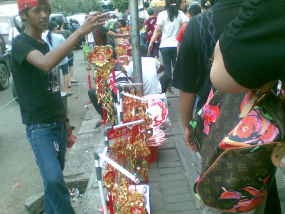  Pedagang Kagetan Mengais Rezeki Jelang Imlek