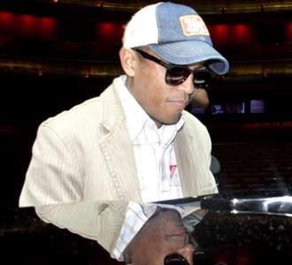 Glenn Jelang Konser di Singapura