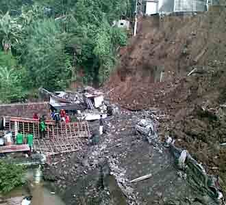Benteng Roboh Timpa 2 Rumah