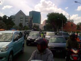 Tertidur di Lampu Merah, Sopir Ford Escape Jadi Tontonan Warga