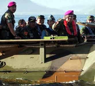 SBY Tinjau Latihan Marinir