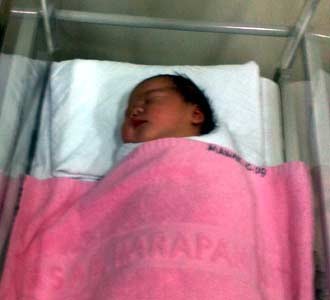 Bayi Nirina dan Ernest