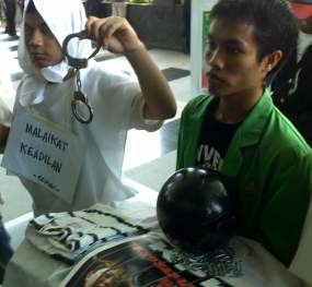  KPK Dikado Borgol & Rantai Besi Agar Berani Usut Century