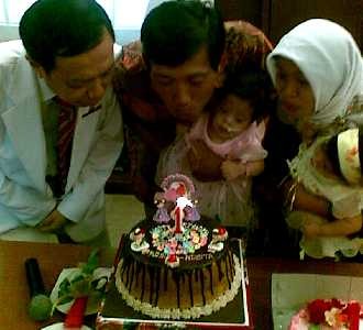 Bayi Kembar Siam Rayakan Ultah