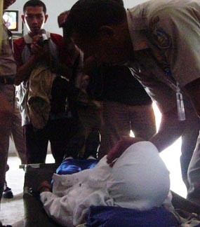 Takut Diinterogasi Satpol PP, Pelajar Mesum Jatuh Pingsan