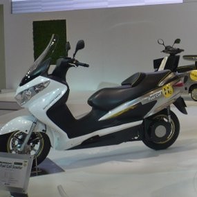 Suzuki Burgman Scooter Hidrogen Singgahi Inggris