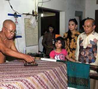 Menkop UKM Kunjungi Perajin Batik