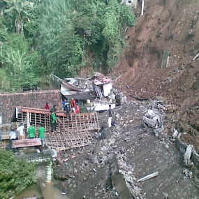 Lokasi Sulit, Reruntuhan Diangkut Secara Manual