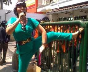 Gayatri Jualan Kue di Depan Ruang Pansus Century