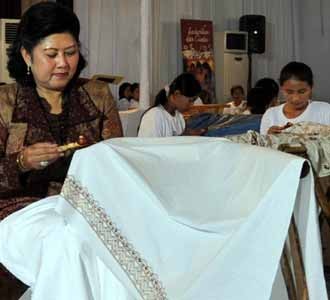 Ibu Negara Tinjau Sentra Batik