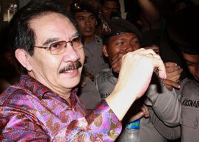  Antasari Dijenguk Istri di Tahanan