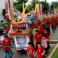 Barongsai dari Ribuan Botol Minuman Bekas Diarak 