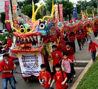 Barongsai Sepanjang 88 Meter Diarak