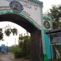 Digampar Mahluk Penunggu Makam Keramat