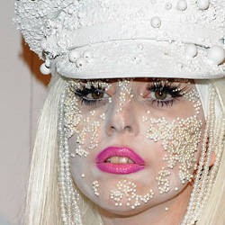 Pentas Amal, Lady Gaga Berlumur Mutiara