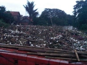 Sampah Menggunung di Jembatan Kalibata, Lalin Tersendat