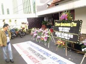 Bu Mega Kirim Karangan Bunga ke Markas Bendera