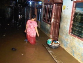 Warga Kampung Pulo Santai Hadapi Banjir 