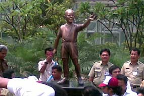 Gerimis Iringi Pemindahan Patung Obama dari Taman Menteng