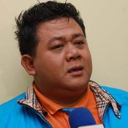 Ayah Sakit, Ade Namnung Sulit Tahan Tangis