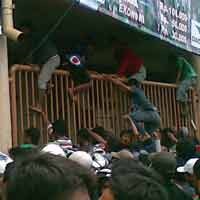 Loket Tak Kunjung Dibuka, Ribuan Bonek Bobol Pintu Stadion