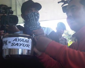 Desak Dana Emir di Century Diusut, Pendemo Beri Ayam Sayur ke KPK