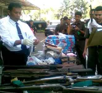 Kajari Musnahkan Barbuk Senpi