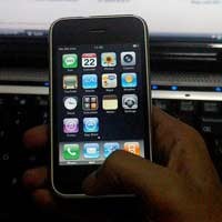 Ramai-ramai Keroyok iPhone di Barcelona