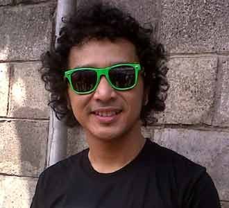 Giring Nidji Berkacamata Hijau