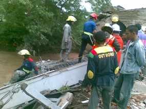 Rumah Ambrol Tergerus Sungai Cikapundung