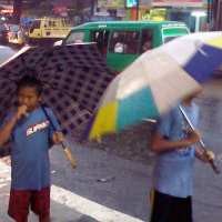 Bermain Hujan Sambil Mencari Uang