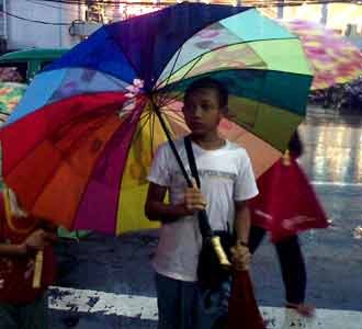 Mengais Rezeki di Tengah Hujan