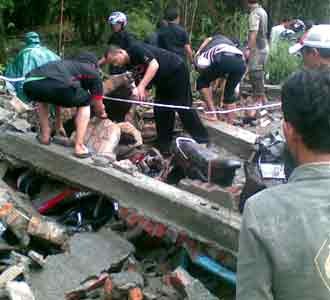 Tembok Roboh Timpa 30 Motor