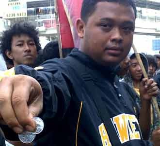Wisma Bakrie Dilempar Koin