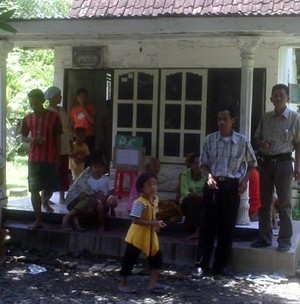 Aneh, Gundukan Tanah Mirip Manusia Muncul di Dalam Mushola