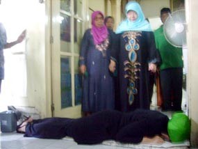 Daftar Cabup, Ratih Sanggarwati Jalani Ritual Langkahan 