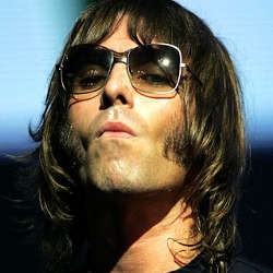 Liam Gallagher Buang Piala Oasis di Brit Awards