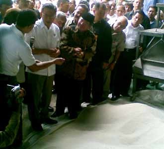 Boediono Tinjau Harga Sembako