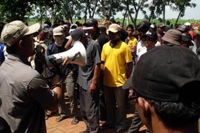 Tuntut Dipekerjakan, Warga Lima Desa Demo Holcim